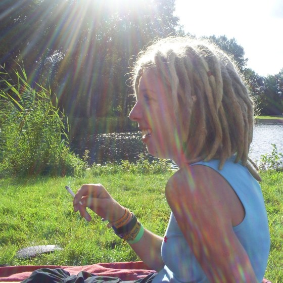 coretta rookt een peuk